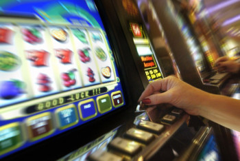 Откат в 250 тысяч тенге предлагали с игровых автоматов сотруднику СЭР ДГД