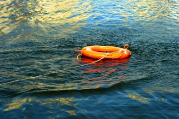 Во время стирки ковра астанчанка с двумя дочерьми утонула в канале 