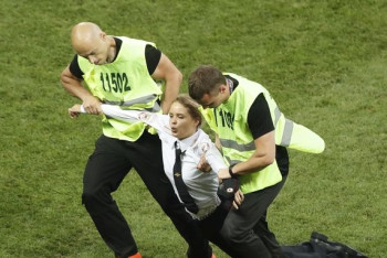 Фотография к новости: Полиция возбудила дела против Pussy Riot за попытку сорвать финал Чемпионата мира