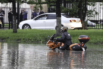 Фотография к новости: Месячная норма осадков выпала за два часа в Павлодаре