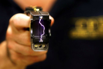 Лжекоммунальщики с электрошокером пытались обокрасть женщину в Костанае