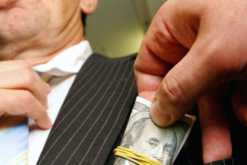 Сколько подозреваемых в коррупции казахстанцев скрываются за рубежом