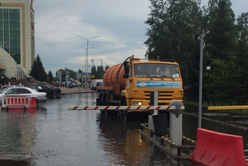 Парковку перед вокзалом Астана-1 затопило 