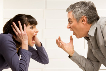 Папкой по лицу наказывала подчинённых руководитель отдела культуры в Акмолинской области