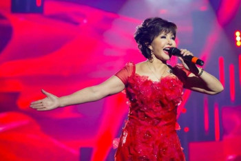 Фотография к новости: Президент Беларуси наградил Розу Рымбаеву специальной наградой