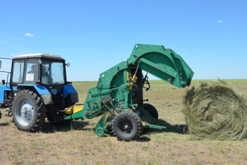 Фотография к новости: В Жаркаинском районе Акмолинской области полным ходом идет заготовка кормов