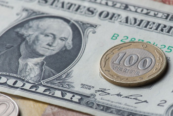 Тенге начал падать