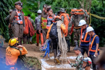 Фотография к новости: Спасатели вызволили всех застрявших в пещере в Таиланде  