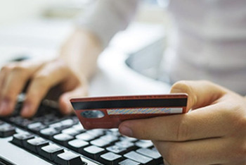 Оформляла кредиты на имена своих знакомых: в Семее задержали мошенницу