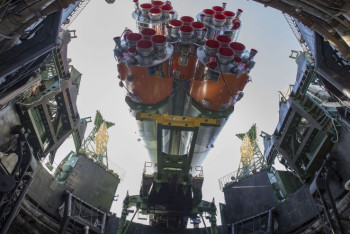 Фотография к новости: Ракету-носитель готовят к запуску с Байконура