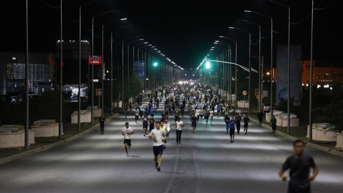 Около 2000 бегунов приняли участие в первом ночном марафоне в Атырау.