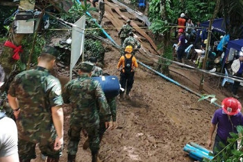 Фотография к новости: В Таиланде началась операция по спасению школьников из затопленной пещеры