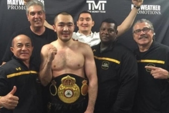 Фотография к новости: Шуменов досрочно победил Алтункая и вернул себе титул WBA