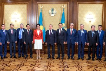 Фотография к новости: Назарбаеву вручили юбилейную медаль "20 лет Астане"