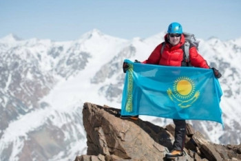 Фотография к новости: С вершины Эвереста поздравил казахстанцев с Днём столицы Максут Жумаев