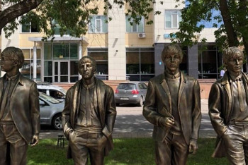 Трон из "Игры престолов" и скульптура группы The Beatles появились в Астане