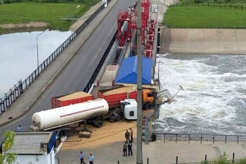 Фотография к новости: На плотине Петропавловска столкнулись гружённые большегрузы
