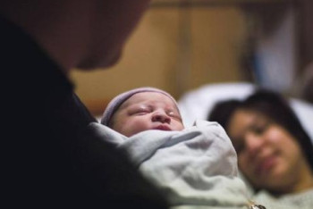 Фотография к новости: В подъезде принял роды актюбинец у жены