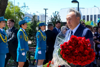 Фотография к новости: Президент возложил цветы к памятнику Маншук Маметовой в Астане