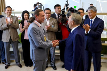 Фотография к новости: Назарбаев вручил Колядину мотоцикл Harley Davidson 