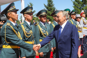 Фотография к новости: Назарбаев вручил офицерские погоны лучшим выпускникам военных вузов