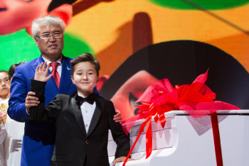 Фотография к новости: Белый рояль от Президента получил 11-летний призёр Burabay Summer Fest