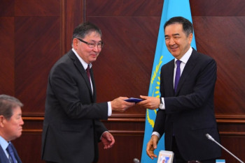 За вклад в развитие Астаны Сагинтаев вручил юбилейные медали