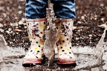 Фотография к новости: Дети купаются в лужах после дождя в Темиртау 