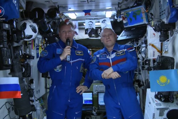 Фотография к новости: Привет из Космоса: российские космонавты поздравили астанчан с 20-летием Астаны