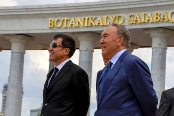 Фотография к новости: Глава государства посетил столичный ботанический сад