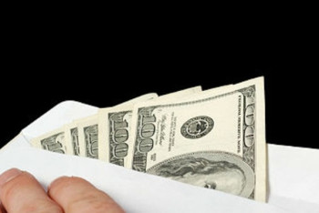 Крупную сумму наличными изъяли российские таможенники у казахстанца