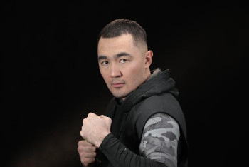 Фотография к новости: Боксёр Бейбут Шуменов провёл рекламную кампанию на столичном рынке "Артём" 