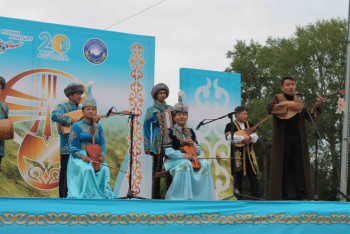 Фотография к новости: Флешмоб провели 200 павлодарских музыкантов, выстроившись в форме домбры 