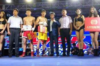 Фотография к новости: Двое казахстанцев с победы дебютировали на профи ринге в Пекине 