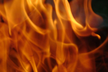 Фотография к новости: Из-за пожара в пятиэтажном доме Уральска эвакуированы десятки людей