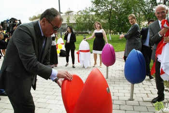 Кресла-тюльпаны украсили центральный городской парк Астаны