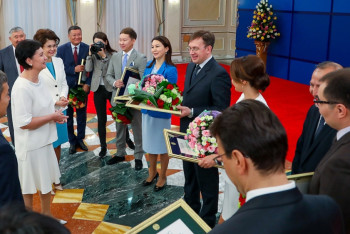 Фотография к новости: Премии и гранты Президента вручили представителям СМИ в Акорде