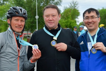 Фотография к новости: Александр Винокуров и Кумар Аксакалов на велосипедах объехали Петропавловск