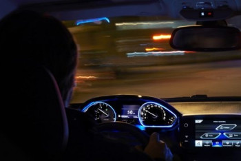 Перевозивший пассажира с высунутыми ногами водитель оштрафован в Алматы