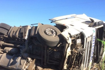 Грузовик с трубами перевернулся на железнодорожном переезде в ЗКО