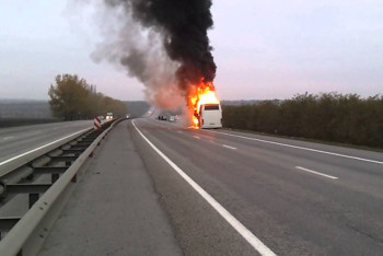 Фотография к новости: Баклажками пытались потушить горящую фуру на трассе близ Алматы 