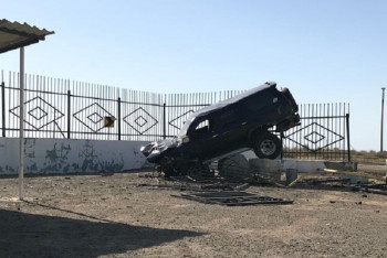 Фотография к новости: Пьяный водитель внедорожника протаранил ограждение частной базы в Актау