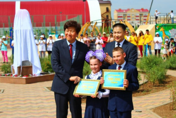 Врач из Кореи пополнил счета в Жилстройсбербанке сиротам из Актобе