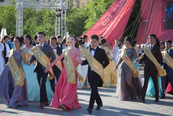 Фотография к новости: Более 150 выпускников стали обладателями знака отличия "Алтын белгі" в Атырауской области