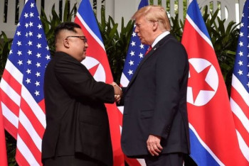 Фотография к новости: Дональд Трамп и Ким Чен Ын впервые встретились тет-а-тет 