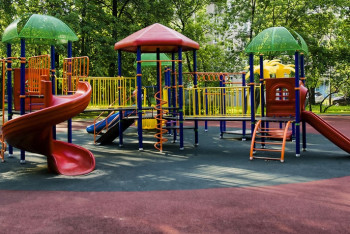 Фотография к новости: Плату в 20 тысяч тенге за вход на детскую площадку требуют в одном из дворов Алматы