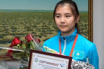 Фотография к новости: Крымбек Кушербаев встретился со школьницей-чемпионом мира по шахматам Назерке Нургали