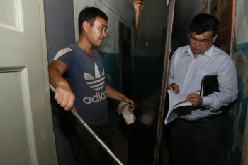 Фотография к новости: Входную дверь конфисковали у жительницы Костаная за коммунальные долги