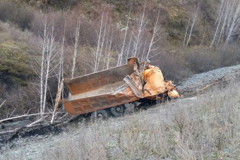 Фотография к новости: Водитель грузовика вылетел в кювет с моста в Астане