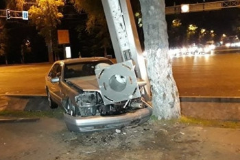 Фотография к новости: Рекламный билборд рухнул на машину в Алматы